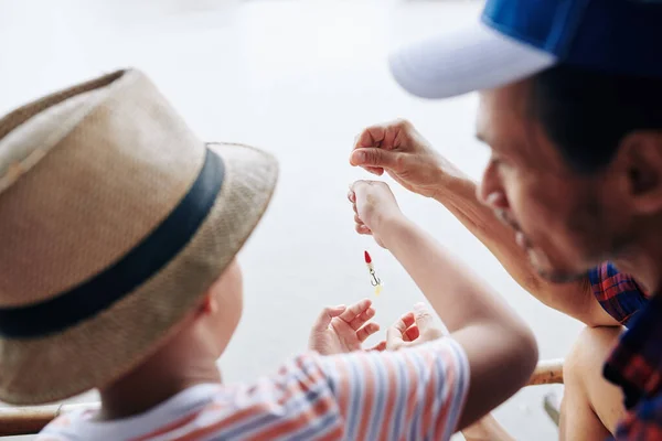 Pai Filho Tomando Linha Pesca Com Gancho Atrair Para Fora — Fotografia de Stock