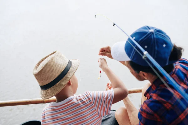 Pai Explicando Seu Filho Pequeno Como Usar Crankbait Gancho Quando — Fotografia de Stock