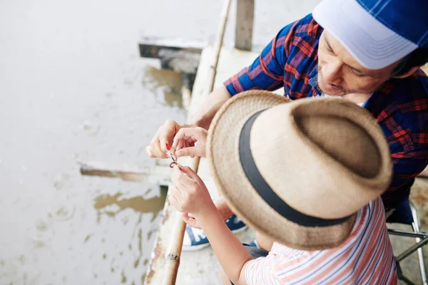 Padre Ayudando Hijo Poner Crankbait Gancho Caña Pescar — Foto de Stock