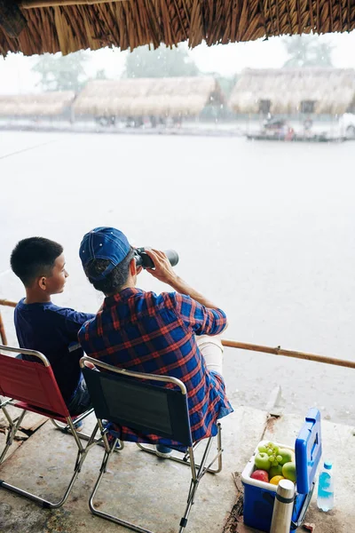 Padre Guardando Attraverso Binocoli Durante Pesca Nel Fiume Con Suo — Foto Stock