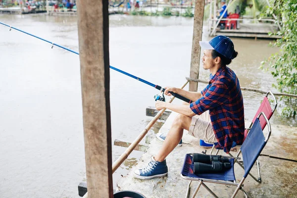 Hombre Serio Mediana Edad Camisa Cuadros Pesca Tapa Lago Por —  Fotos de Stock