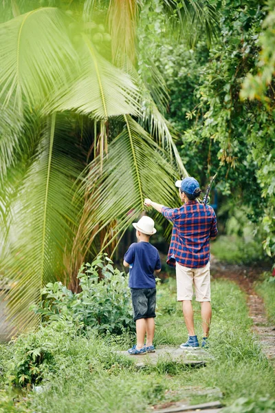 Curieux Père Fils Regardant Oiseau Animal Sauvage Dans Les Bois — Photo