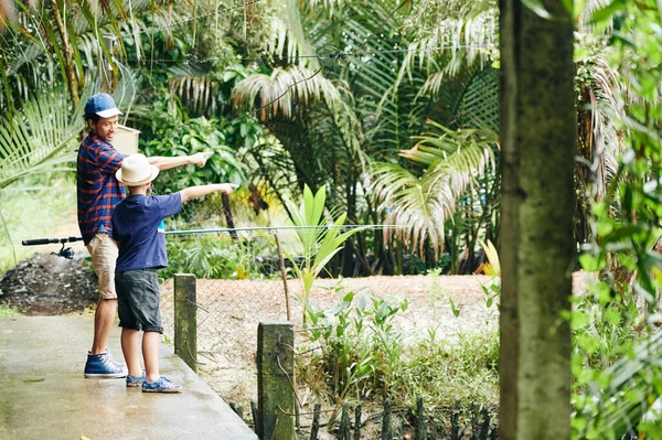 Smiling Father Explaining Son How Use Rod Fishing River — Stock Photo, Image