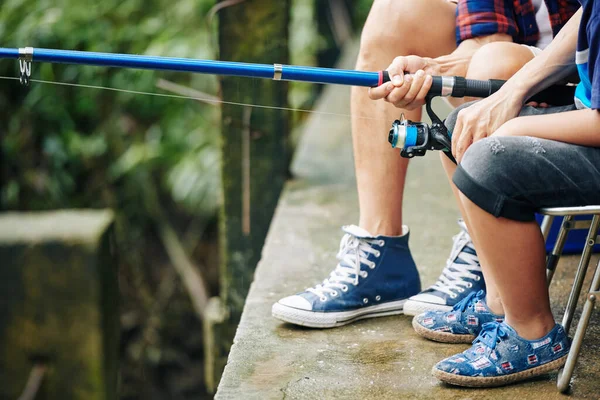 Närbild Far Och Son Fiske Med Modern Spinning Faderskap Koncept — Stockfoto