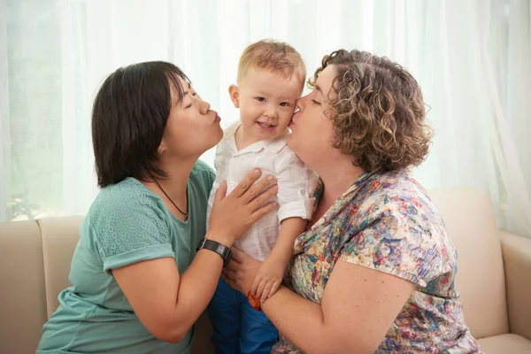 Mães Felizes Beijando Seu Lindo Menino Sorridente Ambas Bochechas — Fotografia de Stock