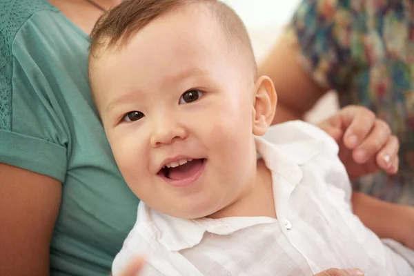 Porträtt Lycklig Liten Blandras Baby Sitter Varv Sin Mor — Stockfoto