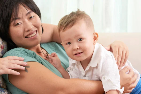 Retrato Una Hermosa Mujer Asiática Con Pequeño Hijo Sonriendo Cámara —  Fotos de Stock