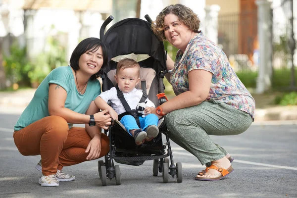 Glad Multietnisk Hbtq Familj Promenader Utomhus Med Lille Son Barnvagn — Stockfoto