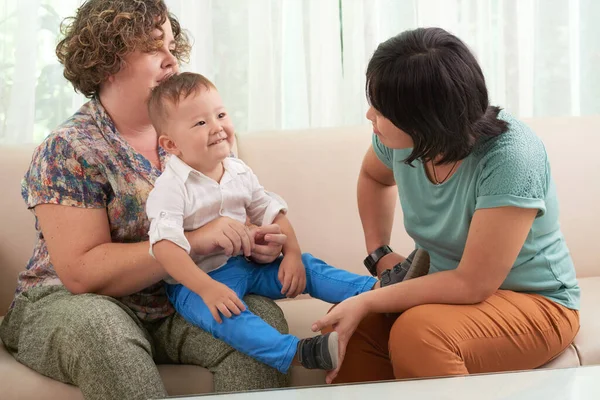 Vrolijk Lesbisch Gemengd Ras Paar Spelen Met Hun Kleine Zoon — Stockfoto