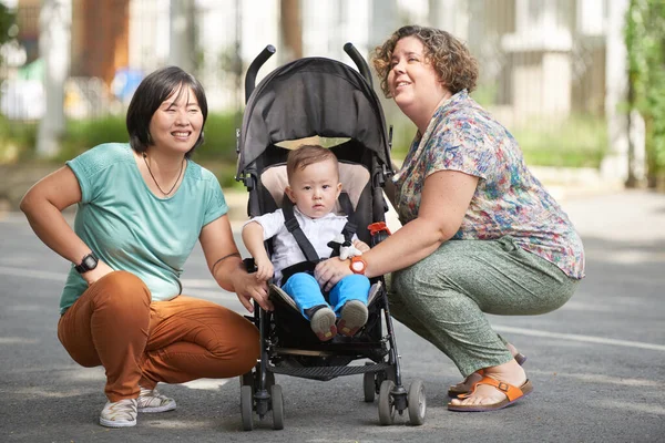 Duas Mães Alegres Andando Rua Com Criancinha Carrinho — Fotografia de Stock