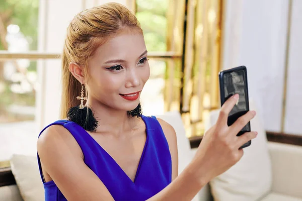 Atractiva Sonriente Joven Rubia Tomando Selfie Teléfono Inteligente —  Fotos de Stock