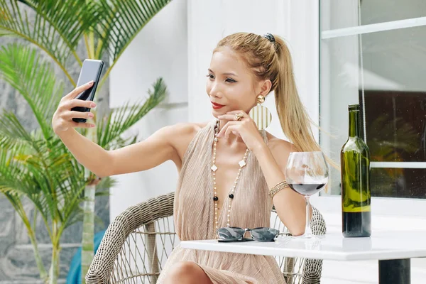 Attraente Giovane Donna Glamour Prendere Selfie Quando Beve Vino Caffè — Foto Stock