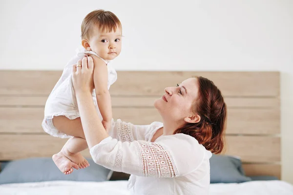 Sonriendo Bonita Mujer Joven Levantando Adorable Niña — Foto de Stock