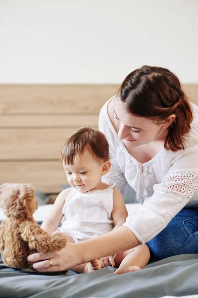 Joven Madre Jugando Con Pequeña Niña Cama Por Mañana — Foto de Stock