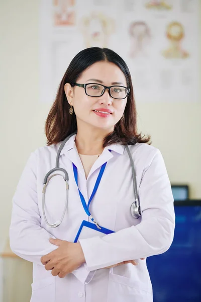 医療室に立つ眼鏡のベトナム人女性一般開業医の肖像 — ストック写真