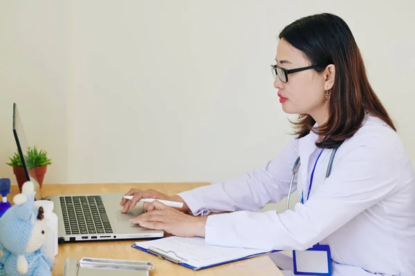 Médico Femenino Serio Trabajando Ordenador Portátil Mesa Oficina — Foto de Stock