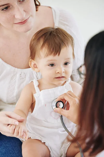 Pediatra Revisando Latidos Cardíacos Adorable Niña — Foto de Stock