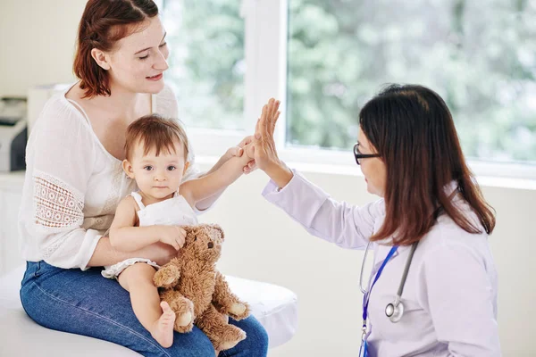 Médico Femenino Dando Choca Esos Cinco Madre Niña Recuperada —  Fotos de Stock
