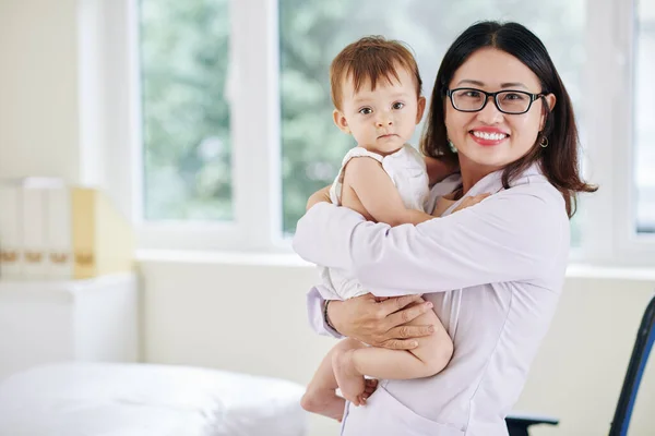 Porträtt Glad Mogen Barnläkare Bär Liten Flicka Som Återhämtat Sig — Stockfoto