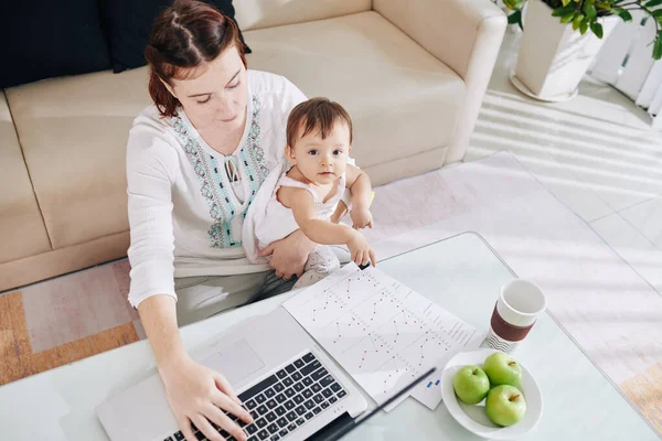Pequeno Bebê Apontando Para Relatório Sua Mãe Trabalhando Laptop Casa — Fotografia de Stock