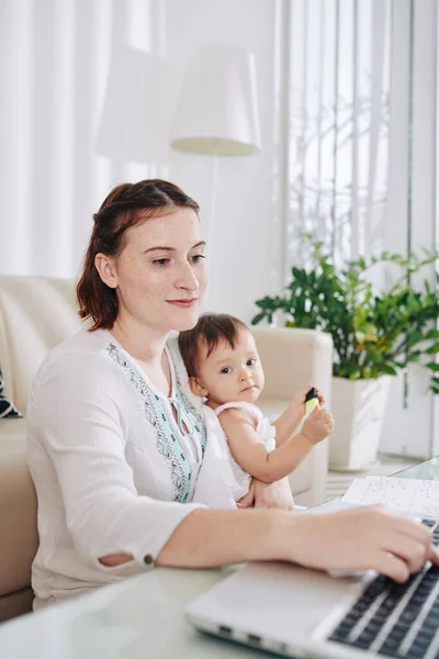 Lächelnde Hübsche Junge Frau Bleibt Wegen Pandemie Hause Und Arbeitet — Stockfoto