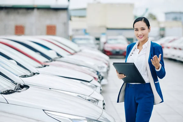 Sorrindo Muito Asiática Vendedora Convidando Você Escolher Carro Novo Concessionária — Fotografia de Stock