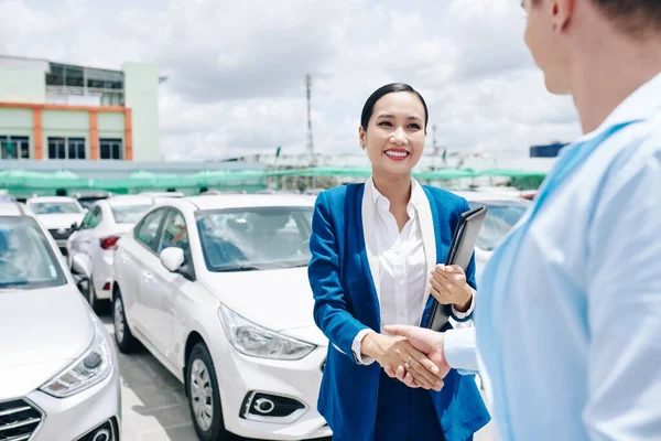 Sorrindo Muito Vietnamita Carro Concessionária Vendedora Terno Apertando Mão Cliente — Fotografia de Stock