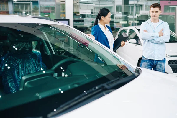 Asiático Feminino Carro Concessionária Gerente Oferecendo Cliente Para Testar Dirigir — Fotografia de Stock