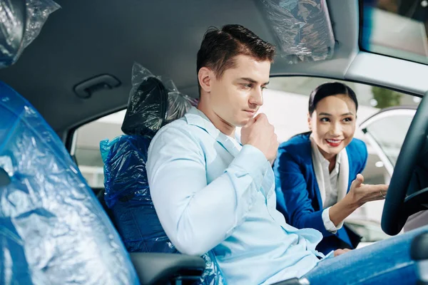 Sorrindo Carro Concessionária Gerente Mostrando Compartimento Carro Para Cliente Masculino — Fotografia de Stock