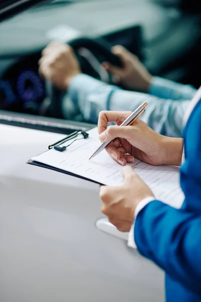 Vyplňování Dotazníku Pro Zákazníka Před Testovací Jízdou Prodejně Automobilů — Stock fotografie