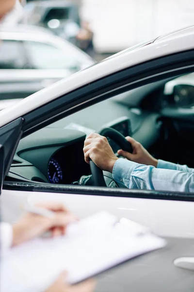 Homem Sentado Carro Novo Concessionária Com Mãos Volante — Fotografia de Stock