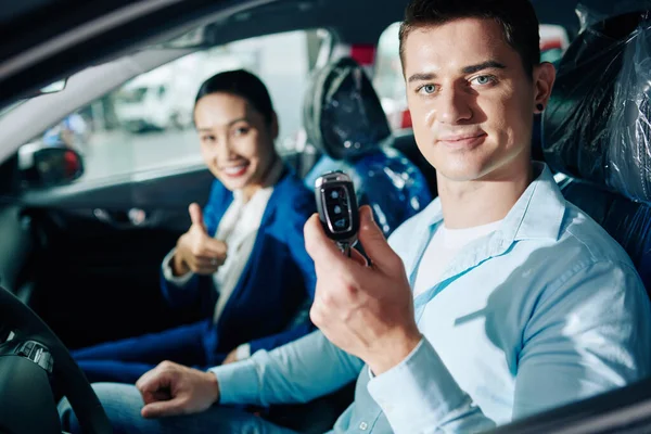 Retrato Sorrir Jovem Mostrando Chaves Eletrônicas Carro Novo Que Ele — Fotografia de Stock