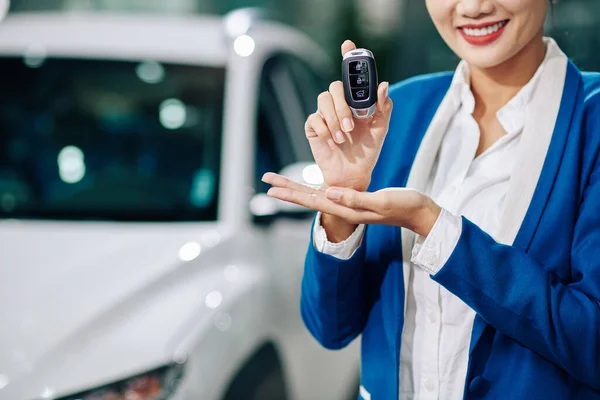 Cropped Image Smiling Car Dealership Manager Showing Electronic Keys — Stock Photo, Image