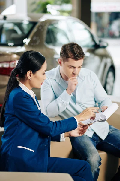 Gerente Concessionária Automóveis Pedindo Cliente Para Assinar Contrato Compra Veículos — Fotografia de Stock