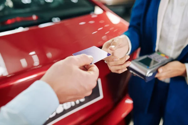 Mãos Homem Dando Cartão Crédito Gerente Pagar Pelo Carro Alugado — Fotografia de Stock