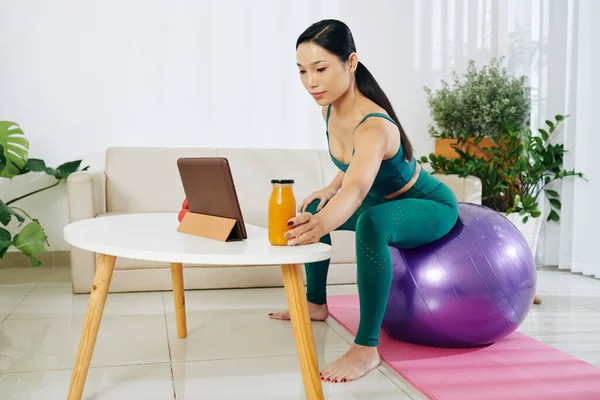 Giovane Sportiva Che Beve Succo Carota Tra Set Quando Lavora — Foto Stock