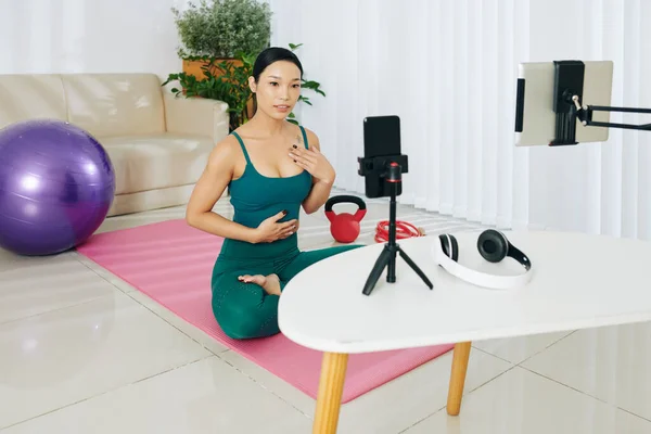 Young Asian Fitness Blogger Recording Workout Video Her Blog — 스톡 사진