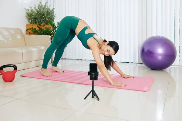 Sorridente Graziosa Asiatica Fitness Blogger Condurre Lezioni Yoga Online Suoi — Foto Stock