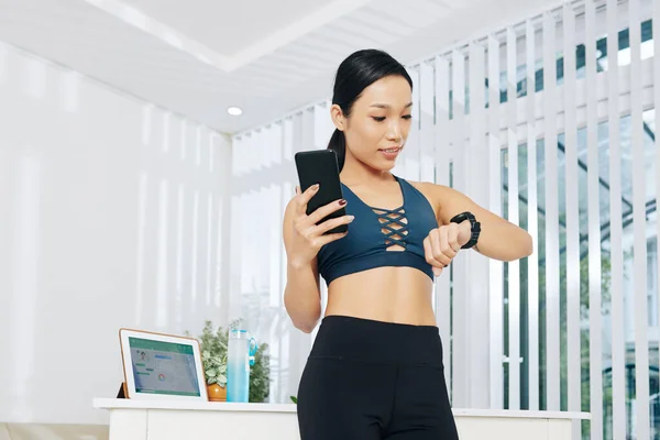 Tamelijk Fit Jonge Vietnamese Vrouw Controleren Smartwatch Alvorens Uit Werken — Stockfoto