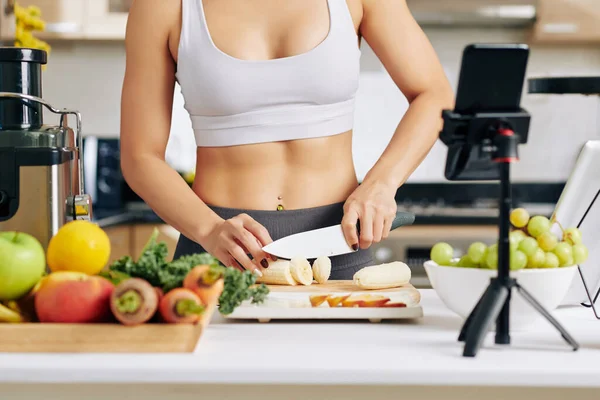 Imagem Cortada Mulher Jovem Apto Cortar Banana Fazer Smoothie Gravação — Fotografia de Stock