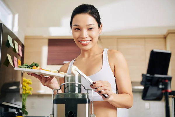 Bella Sorridente Giovane Donna Asiatica Mettendo Pezzi Frutta Nel Frullatore — Foto Stock
