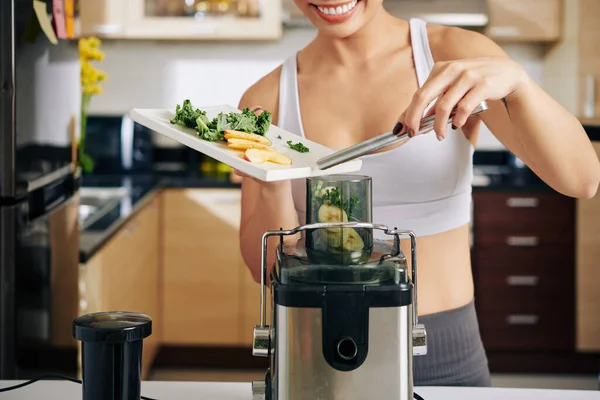 Närbild Kvinnan Som Lägger Grönkålsblad Banan Och Äppelbitar Juicer — Stockfoto