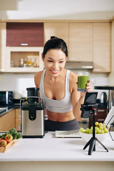 Bella Sorridente Forma Giovane Donna Filmando Stessa Fresco Succo Disintossicazione — Foto Stock