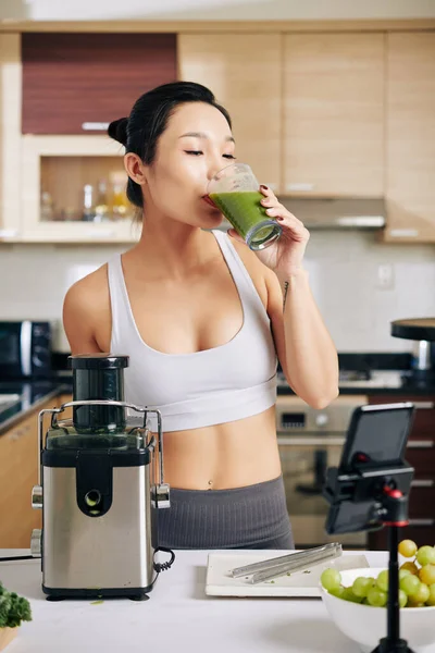Fit Muskulös Ung Kvinna Dricker God Färsk Frukt Och Grönsaksjuice — Stockfoto
