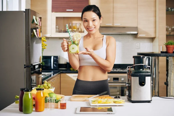 Portrait Jeune Femme Vietnamienne Heureuse Montrant Une Tasse Limonade Elle — Photo