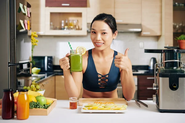 Positiv Ung Asiatisk Kvinna Med Kopp Grön Smoothie Visar Tummen — Stockfoto