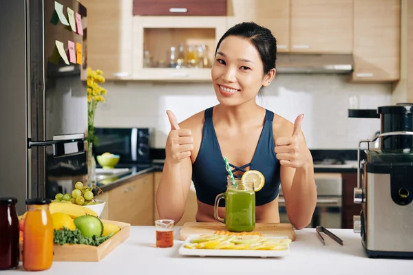 Porträtt Glad Ung Asiatisk Kvinna Som Visar Tummen Upp När — Stockfoto