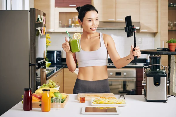 Encantador Jovem Mulher Asiática Gravando Beber Saudável Smoothie Verde — Fotografia de Stock