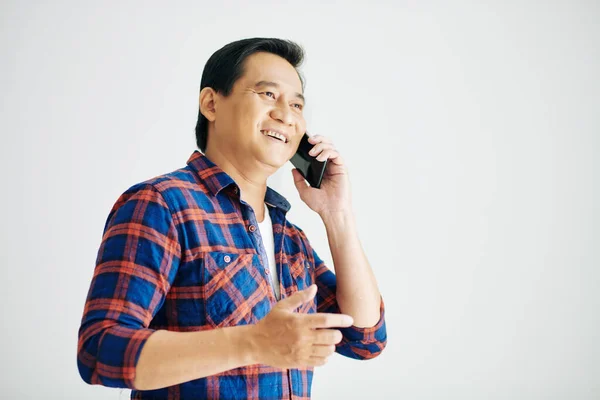 Estudio Retrato Feliz Sonriente Hombre Maduro Hablando Por Teléfono Con —  Fotos de Stock