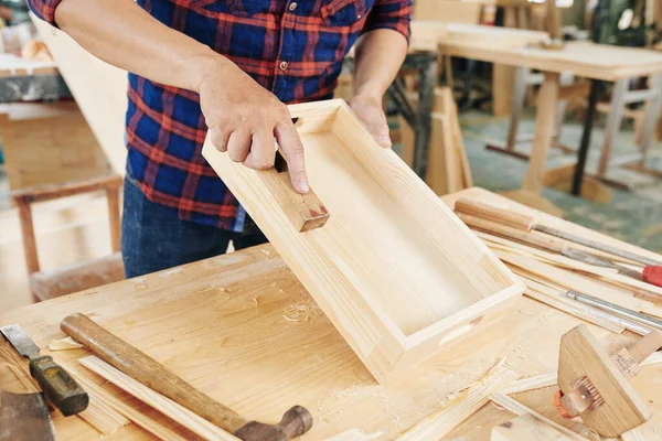 彼のワークショップで木製の箱を作る大工のイメージをトリミング — ストック写真